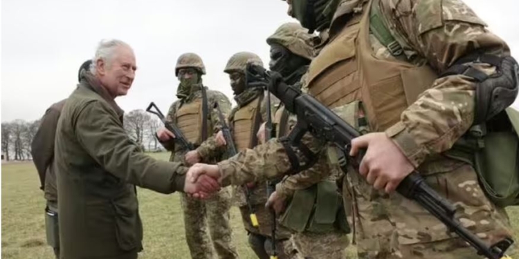 Король Чарльз відвідав українські військові навчання на південному заході Англії (ФОТО)