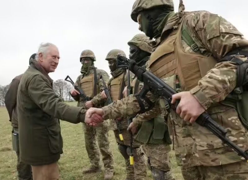 Король Чарльз відвідав українські військові навчання на південному заході Англії (ФОТО)