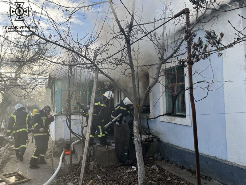 На Миколаївщині горять житлові будинки та очерет – його підпалюють навмисно (ФОТО)