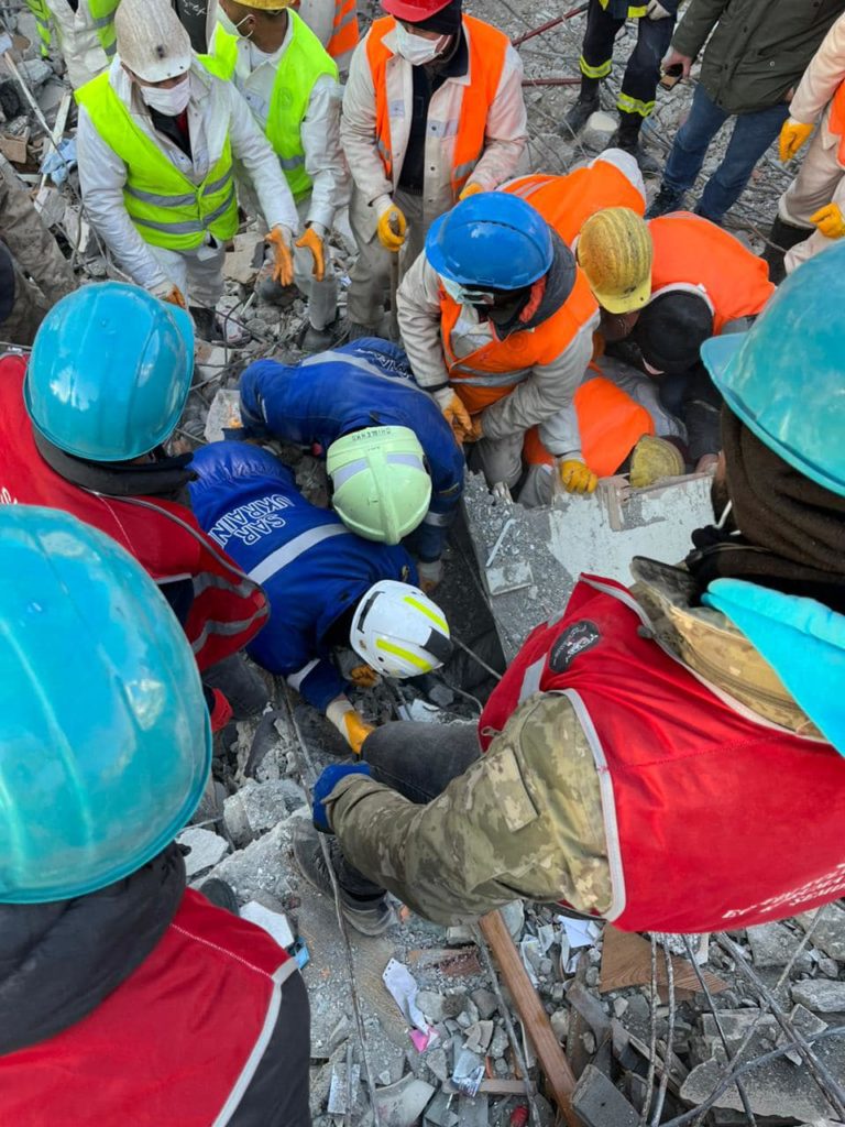 Українські рятувальники в Туреччині визволили з-під завалів жінку (ФОТО, ВІДЕО) 3
