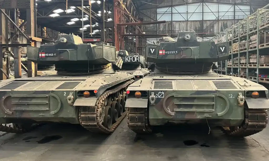 Тут Британія купувала броньовики для України. Найбільший колекціонер танків в Європі дочекався попиту на свій товар і не хоче продешевити (ФОТО) 3