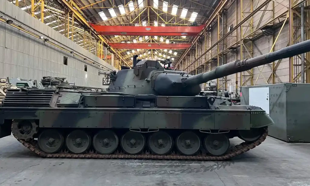 Тут Британія купувала броньовики для України. Найбільший колекціонер танків в Європі дочекався попиту на свій товар і не хоче продешевити (ФОТО) 1