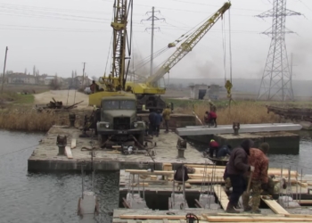 Держспецтрансслужба показала, як будує 42-метровий міст на деокупованій частині Миколаївщини (ФОТО, ВІДЕО)