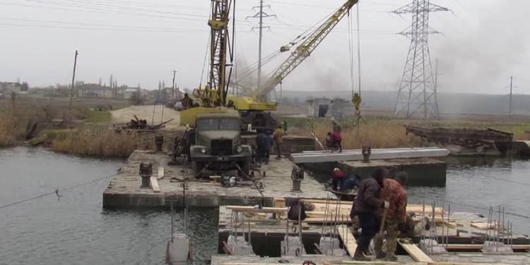Держспецтрансслужба показала, як будує 42-метровий міст на деокупованій частині Миколаївщини (ФОТО, ВІДЕО)