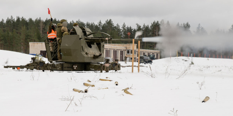 Українські військові в Литві завершили курс навчання – і своїм бойовим досвідом поділились, і шведські гармати L70 опанували (ВІДЕО)