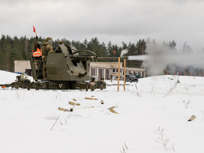 Українські військові в Литві завершили курс навчання – і своїм бойовим досвідом поділились, і шведські гармати L70 опанували (ВІДЕО)