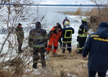 На Дніпропетровщині рятувальники визволили майже 30 рибалок, що дрейфували на крижинах (ФОТО)