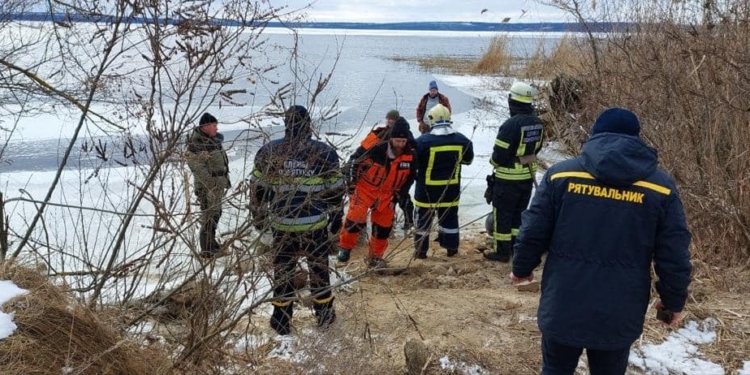 На Дніпропетровщині рятувальники визволили майже 30 рибалок, що дрейфували на крижинах (ФОТО)
