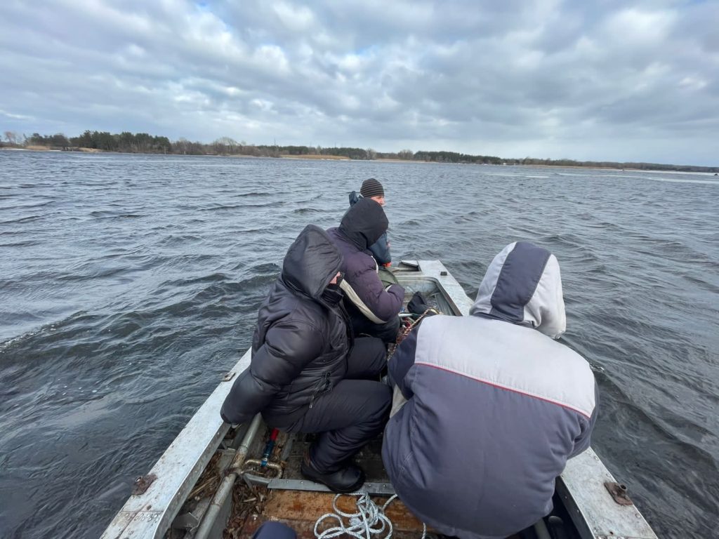 На Дніпропетровщині рятувальники визволили майже 30 рибалок, що дрейфували на крижинах (ФОТО) 10