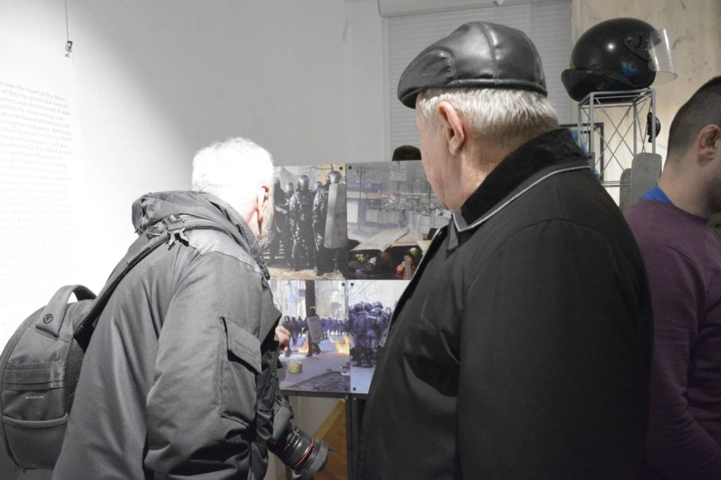Російсько-українська війна почалась у 2014-му: в Києві відкрилась виставка «Лютий: грані незламності» (ФОТО) 9