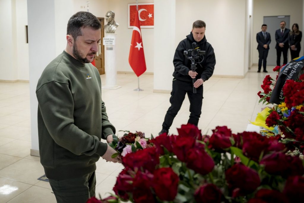Президент відвідав Посольство Туреччини в Україні та вшанував пам’ять жертв руйнівного землетрусу (ФОТО, ВІДЕО) 1