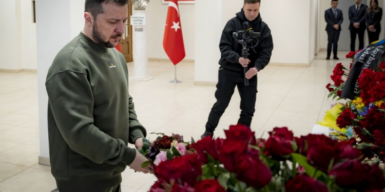 Президент відвідав Посольство Туреччини в Україні та вшанував пам’ять жертв руйнівного землетрусу (ФОТО, ВІДЕО)