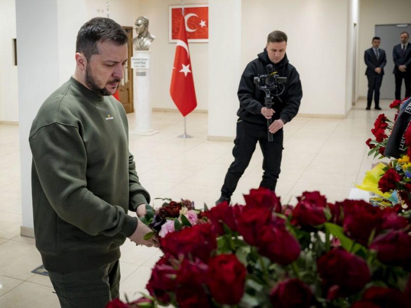 Президент відвідав Посольство Туреччини в Україні та вшанував пам’ять жертв руйнівного землетрусу (ФОТО, ВІДЕО)