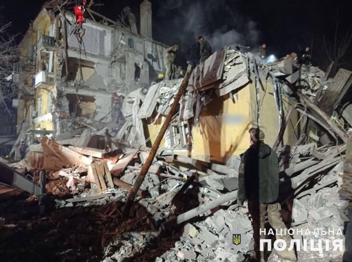 Рашисти вдарили по Краматорську ракетою “Іскандер-К”. Зруйновано житловий будинок, є загиблі і поранені (ФОТО)