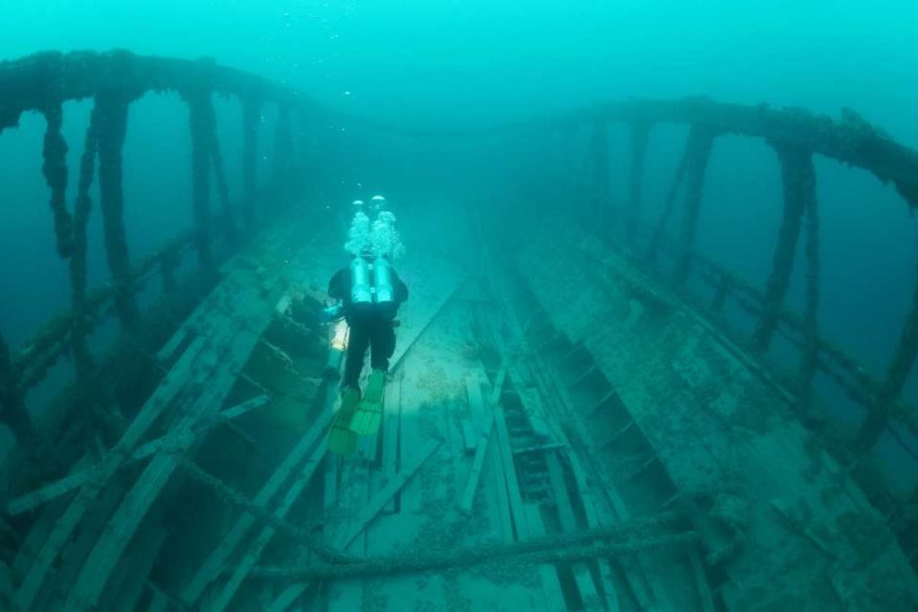 В США дайвери знайшли затонуле 150 років назад судно - на ньому везли золото і 280 бочок віскі (ФОТО) 3