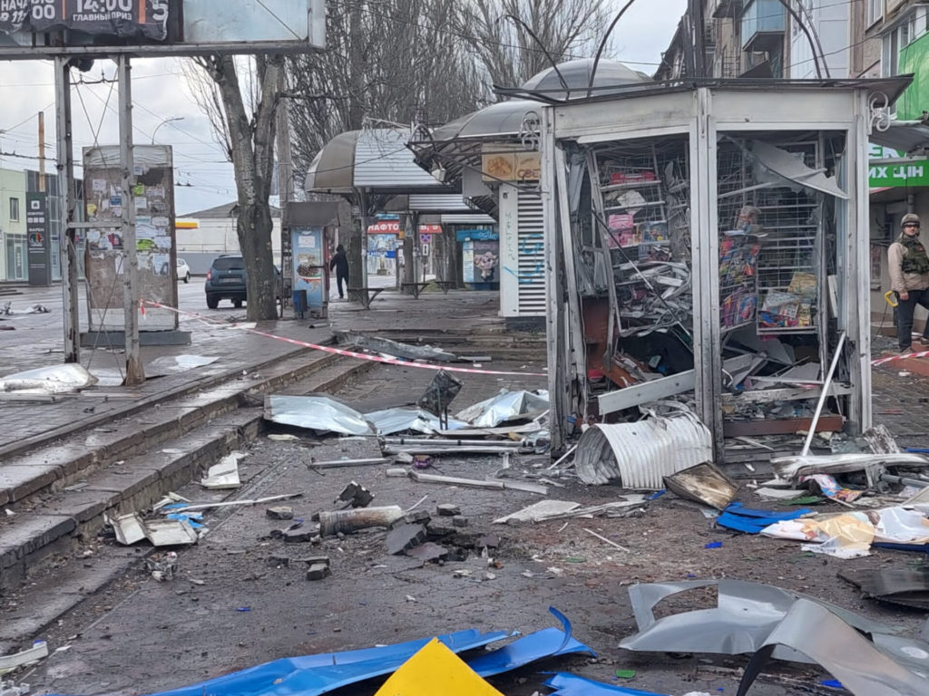 Росіяни обстріляли зупинку громадського транспорту в Херсоні: відомо про 6 загиблих та 12 поранених (ФОТО) 11