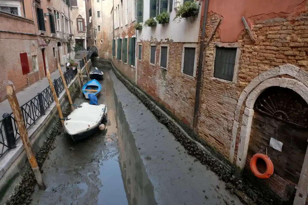 У Венеціі пересихають канали, гондоли сіли на мул. Що далі (ФОТО, ВІДЕО) 1