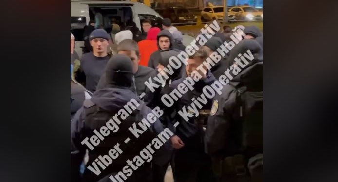 Увага, батьки і родичі! Підлітки в Україні попали під вплив рашистської войовничої субкультури і влаштовують бійки (ВІДЕО)