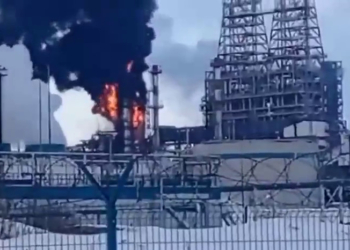 В рф горить нафтопереробний завод (ВІДЕО)