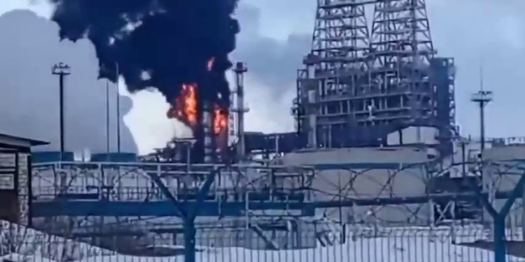 В рф горить нафтопереробний завод (ВІДЕО)