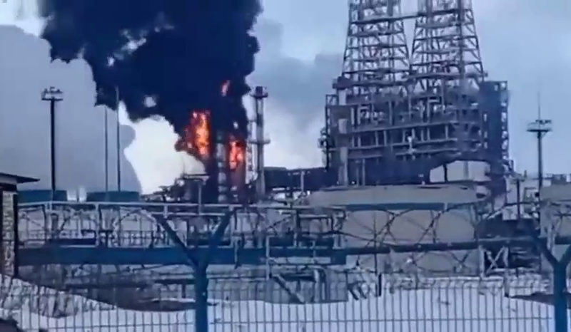 В рф горить нафтопереробний завод (ВІДЕО)