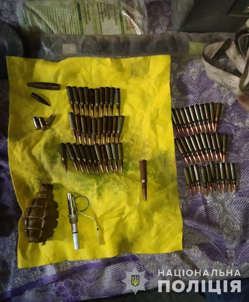 На Миколаївщині поліцейські викрили чоловіка на незаконному зберіганні зброї, боєприпасів та наркозілля (ФОТО) 13