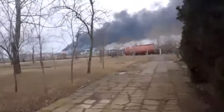 В Бердянську горить “Райский уголок” – база, в якій рашисти облаштували шпиталь (ВІДЕО)