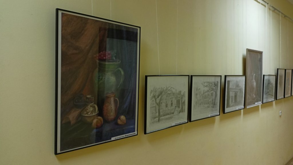А діти – малюють: в Миколаєві відкрилась виставка творчих робіт студентів Миколаївського будівельного фахового коледжу (ФОТО) 15