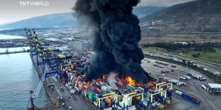 В Туреччині горить контейнерний порт (ВІДЕО)