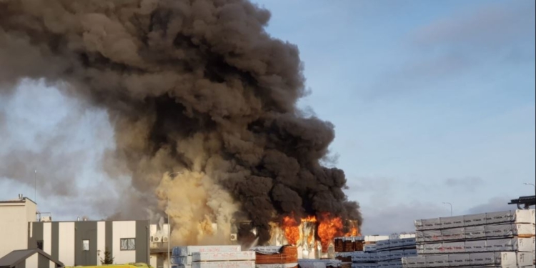 В Латвії горить завод з виробництва дронів (ВІДЕО)