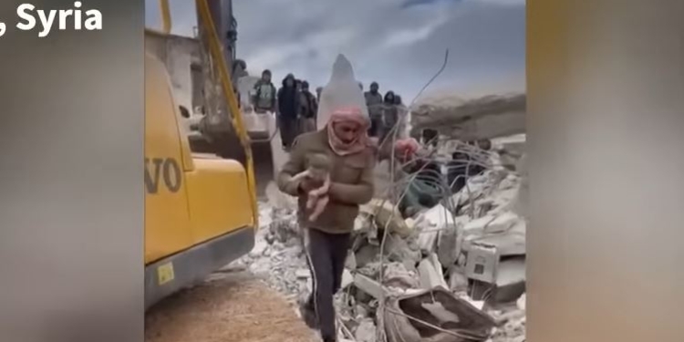 В Сирії з-під завалів після землетрусу витягли немовля, прив’язане пуповиною до мертвої матері (ВІДЕО)