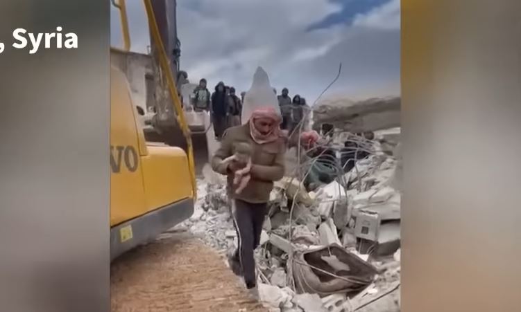 В Сирії з-під завалів після землетрусу витягли немовля, прив’язане пуповиною до мертвої матері (ВІДЕО)