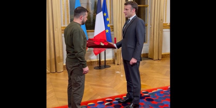 Макрон нагородив Зеленського орденом Почесного легіону (ВІДЕО)