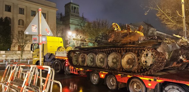 Під посольство РФ у Берліні привезли підбитий російський танк (ФОТО, ВІДЕО)
