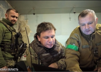 В ГУР теж прилітало, Залужний сказав, коли звільнемо Маріуполь. Продовження фільму Комарова “Рік” (ВІДЕО)