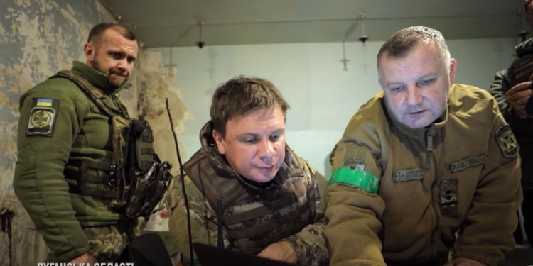 В ГУР теж прилітало, Залужний сказав, коли звільнемо Маріуполь. Продовження фільму Комарова “Рік” (ВІДЕО)