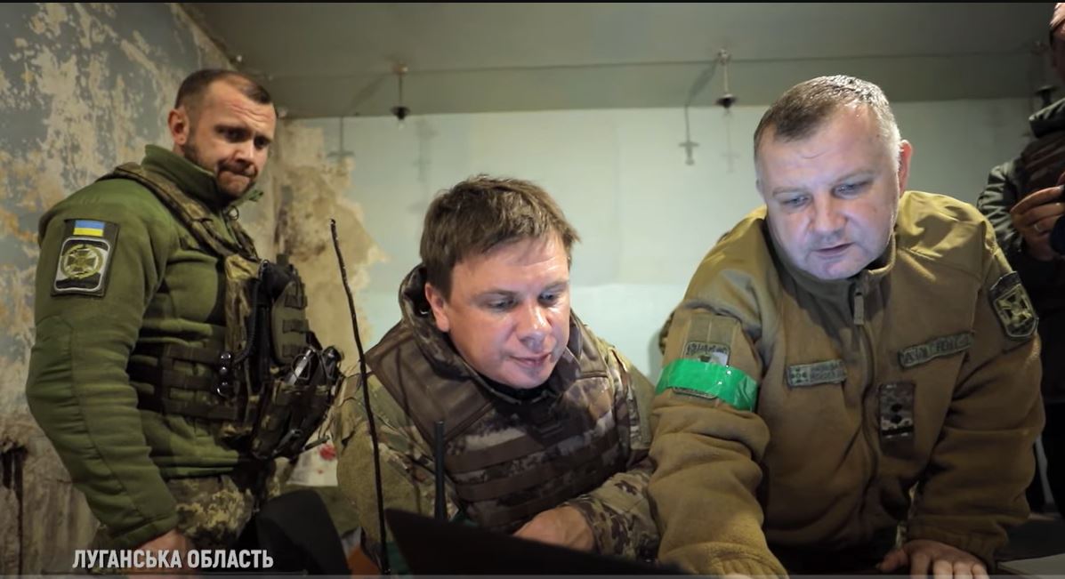 В ГУР теж прилітало, Залужний сказав, коли звільнемо Маріуполь. Продовження фільму Комарова “Рік” (ВІДЕО)