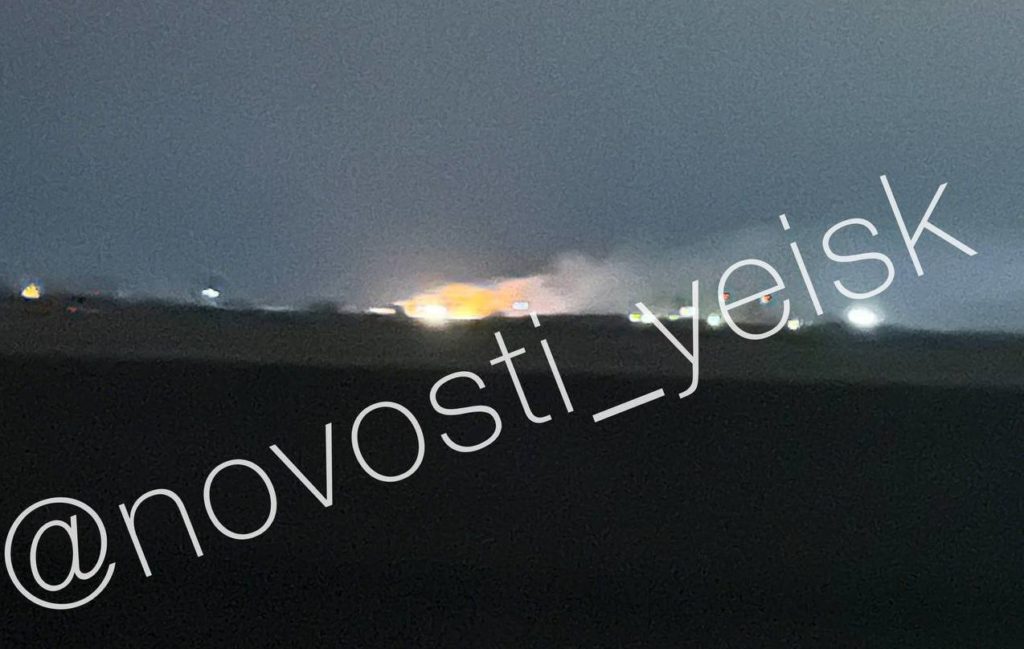 В російському Єйську вибухи і пожежа в районі аеродрому (ФОТО) 10