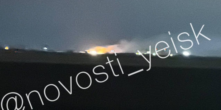 В російському Єйську вибухи і пожежа в районі аеродрому (ФОТО)