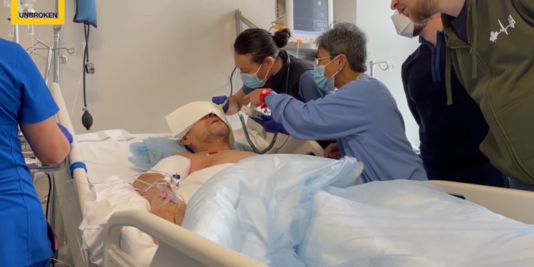 Херсонцю, який ледве вижив після ракетного обстрілу, пересадили м‘яз із спини на голову (ВІДЕО)