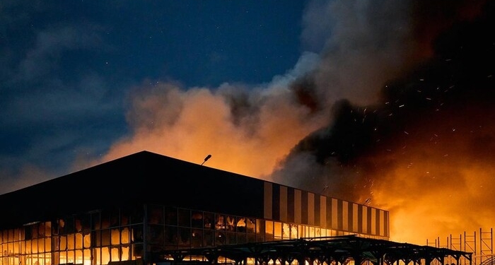 Рашисти поцілили у “Епіцентр” в Херсоні – ТЦ повністю знищений