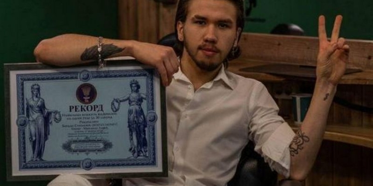 Брав приклад з Брюса Лі. Український барбер зробив 50 віджимань на одній руці за 30 секунд (ФОТО) 