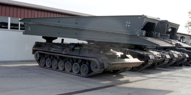 Німеччина оголосила нову допомогу Україні – в ній 9 мостоукладальних танків Biber, 28 вантажівок Zetros