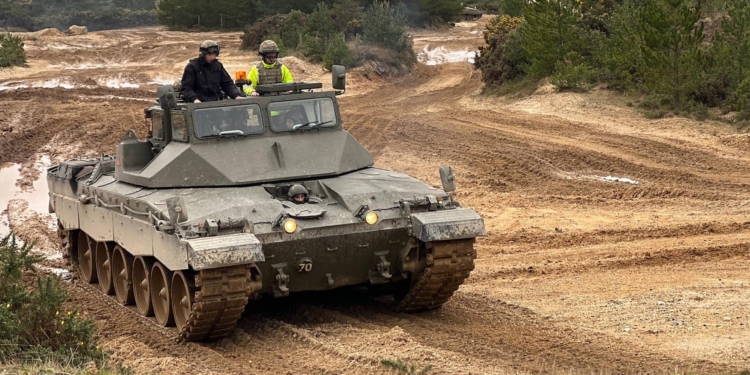 Українські військові освоїли управління могутнім Challenger 2 (ФОТО)