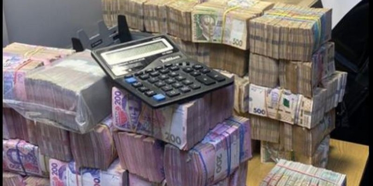 Розкрадання бюджету на харчуванні військових – під час обшуку знайшли мішки готівки (ФОТО)
