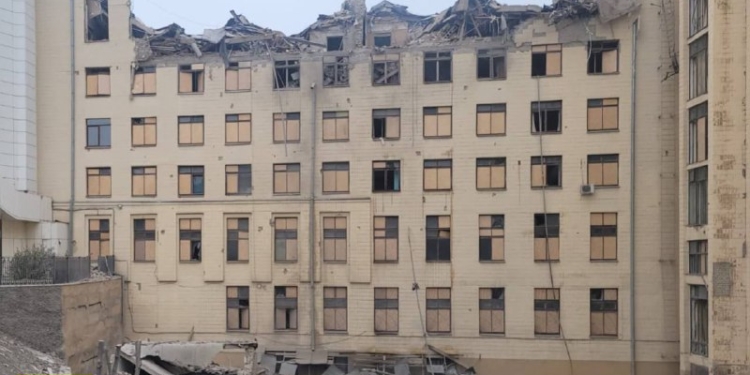 Наслідки ракетного удару по Харкову – зруйновано будівлю вишу (ФОТО)