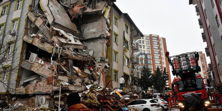 Землетруси в Туреччині: близько 3 тис. загиблих (ФОТО, ВІДЕО)