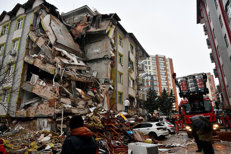 Землетруси в Туреччині: близько 3 тис. загиблих (ФОТО, ВІДЕО) 1