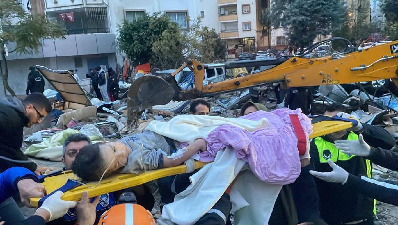 Землетруси в Туреччині: близько 3 тис. загиблих (ФОТО, ВІДЕО)