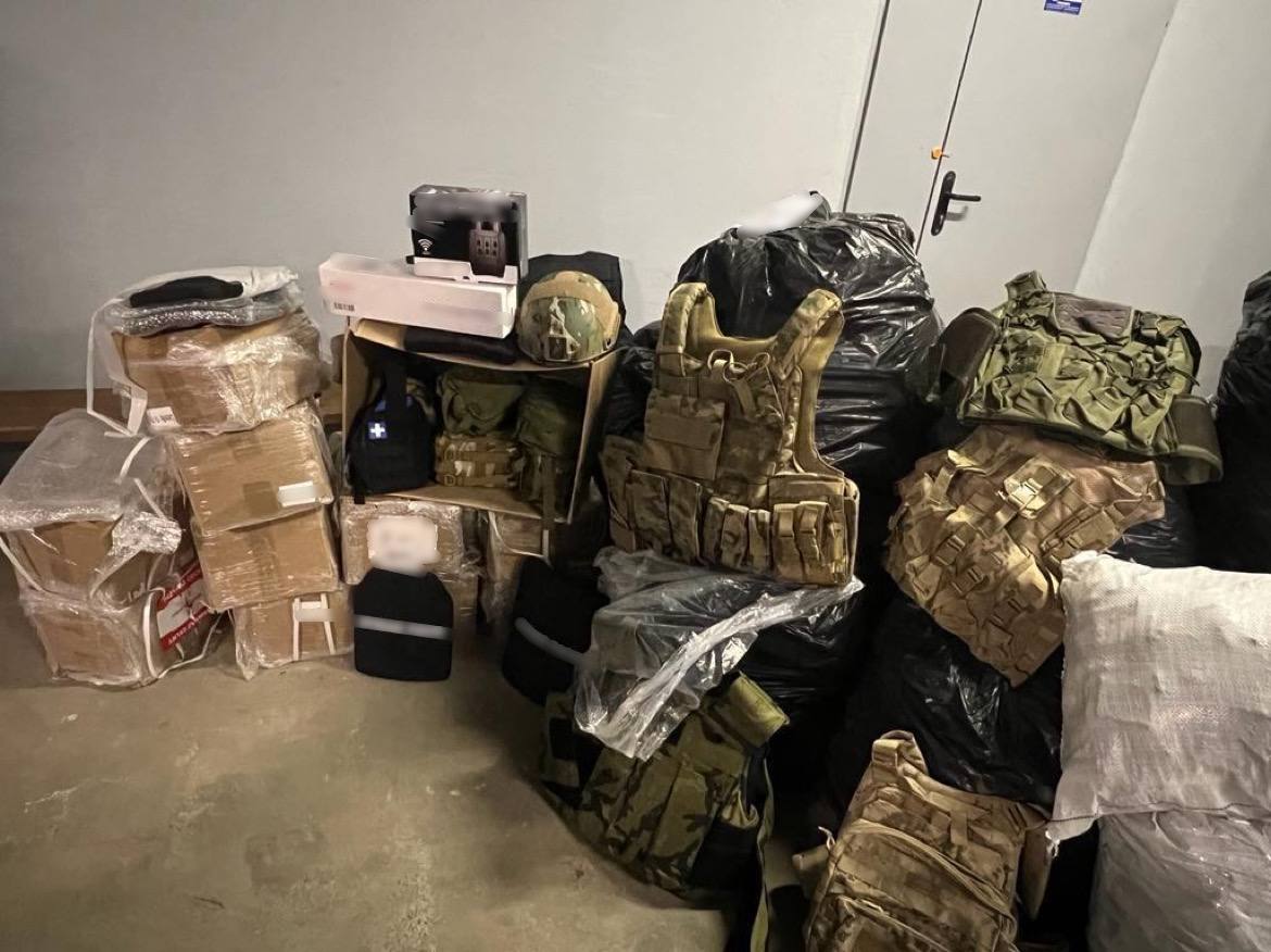 Військову амуніцію й медикаменти віддали військовим – їх ввезли, як гуманітарку, але намагались продати